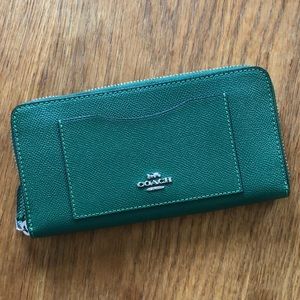 Coach Accordion Zip Wallet in Shamrock Green